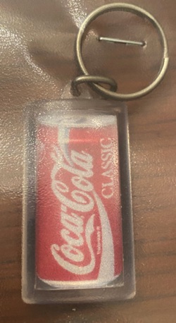 93259-1 € 3,00 coca ola sleutelhanger  in vorm van blikje.jpeg